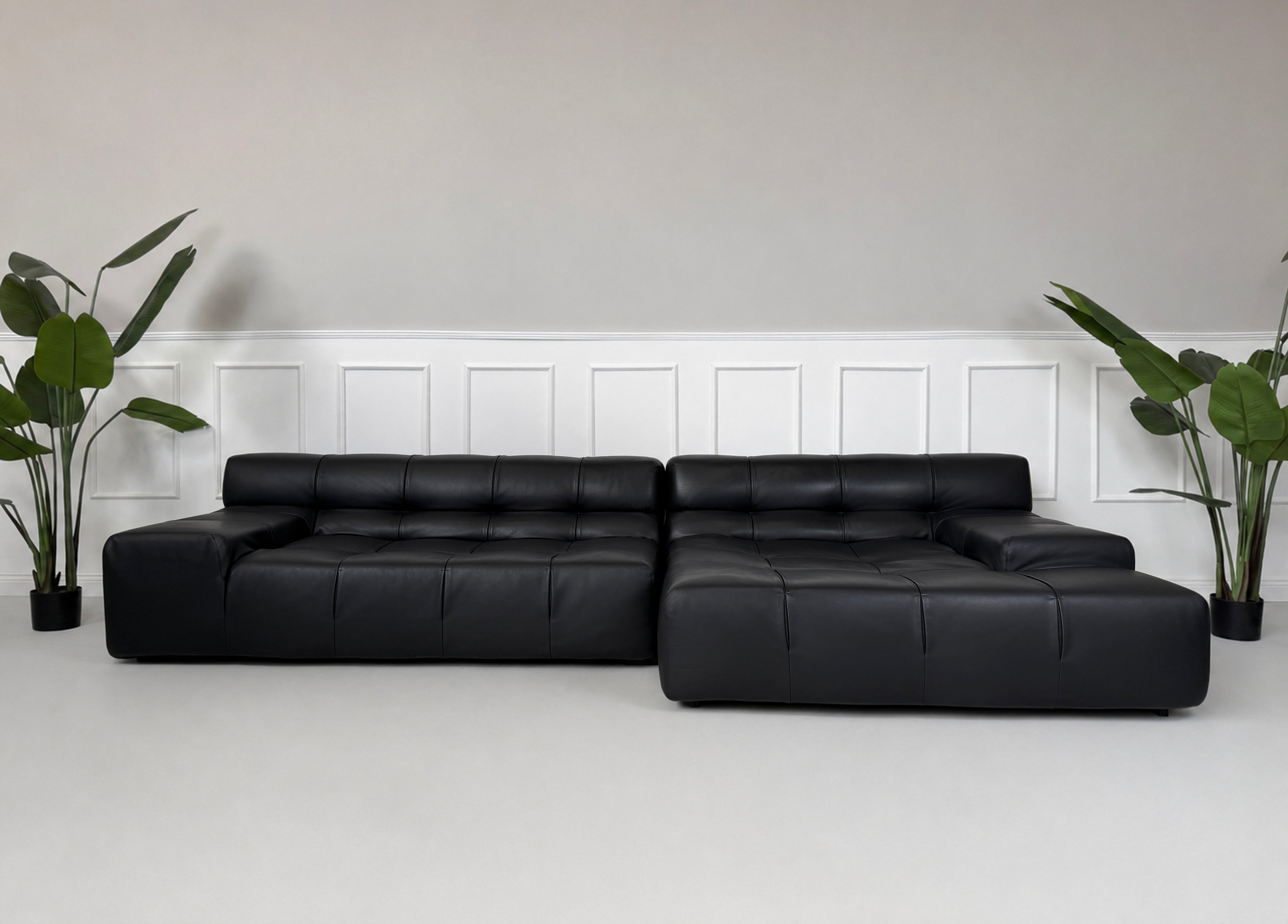 Gebrauchtes schwarzes B&B Italia Tufty Time Designer Leder Sofa vor einer Wand, stilvoll und modern eingerichtet.