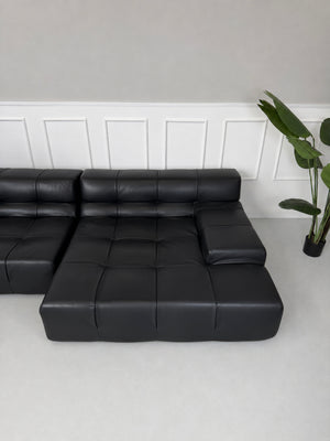 Gebrauchtes schwarzes B&B Italia Tufty Time Designer Leder Sofa vor einer Wand, stilvoll und modern eingerichtet.