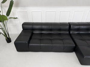 Gebrauchtes schwarzes B&B Italia Tufty Time Designer Leder Sofa vor einer Wand, stilvoll und modern eingerichtet.