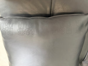 Gebrauchtes schwarzes B&B Italia Tufty Time Designer Leder Sofa vor einer Wand, stilvoll und modern eingerichtet.