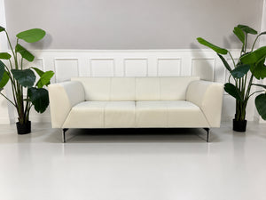 Gebrauchtes weißes Rolf Benz Linea 318 Designer Leder Sofa vor einer Wand, stilvoll und modern eingerichtet.