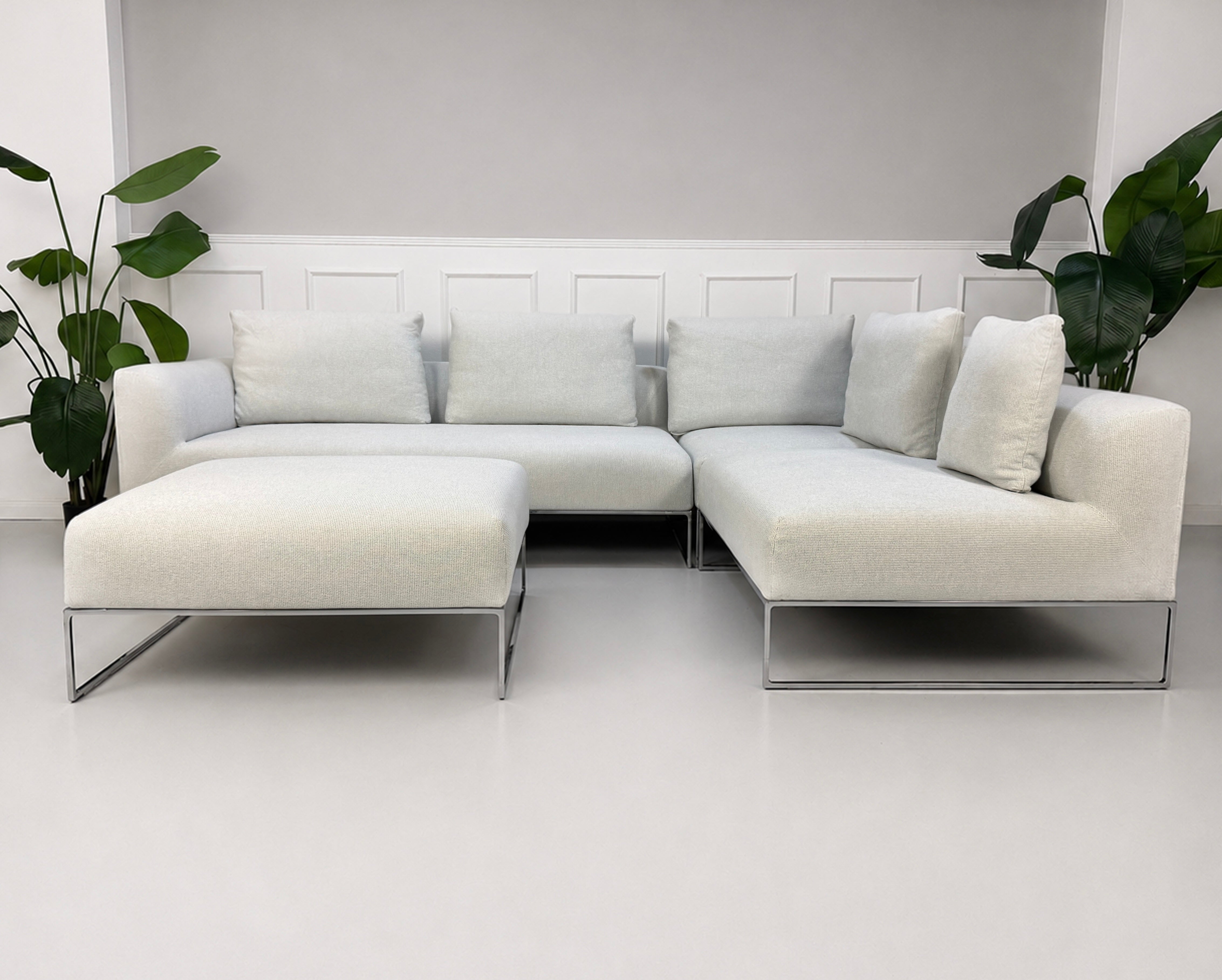 COR Mell Lounge Ecksofa Stoff Weiß mit Hocker – Frontalansicht
