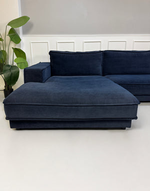 Gebrauchtes blaues Bolia Noora Designer Stoff Sofa vor einer Wand, stilvoll und modern eingerichtet.