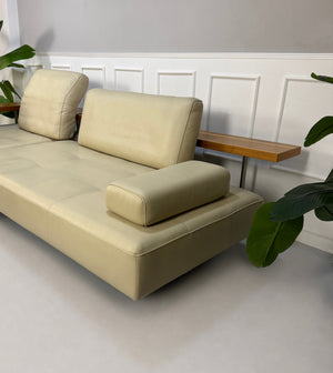 Gebrauchtes beiges Rolf Benz Dono Designer Leder Sofa vor einer Wand, stilvoll und modern eingerichtet.