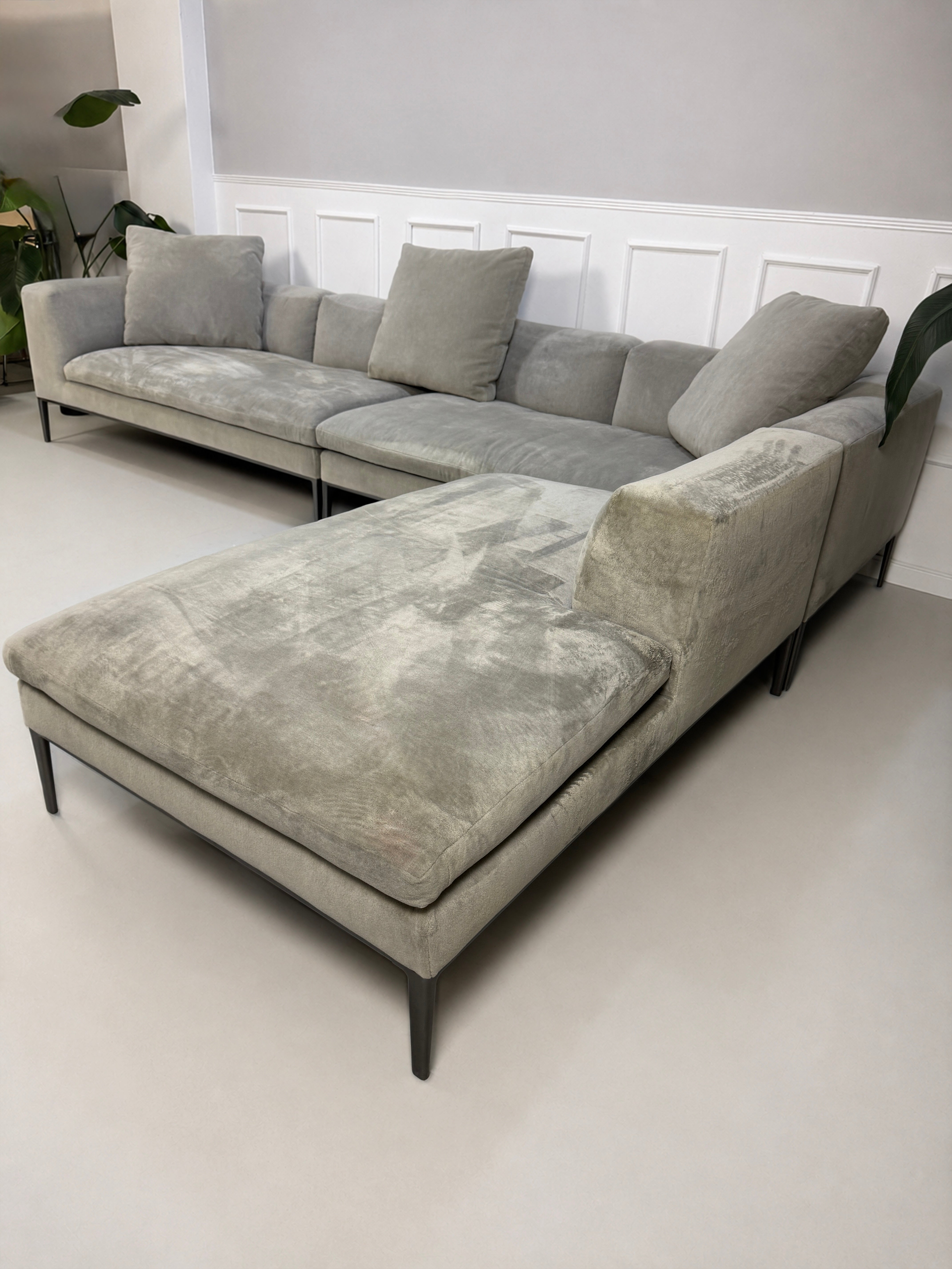 Gebrauchtes graues B&B Italia Michel Designer Stoff Sofa vor einer Wand, stilvoll und modern eingerichtet.