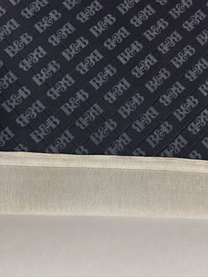 Gebrauchtes graues B&B Italia Michel Designer Stoff Sofa vor einer Wand, stilvoll und modern eingerichtet.