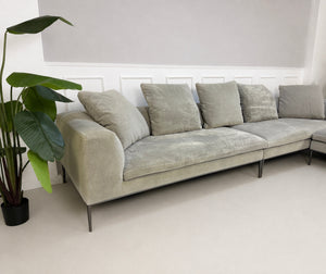 Gebrauchtes graues B&B Italia Michel Designer Stoff Sofa vor einer Wand, stilvoll und modern eingerichtet.