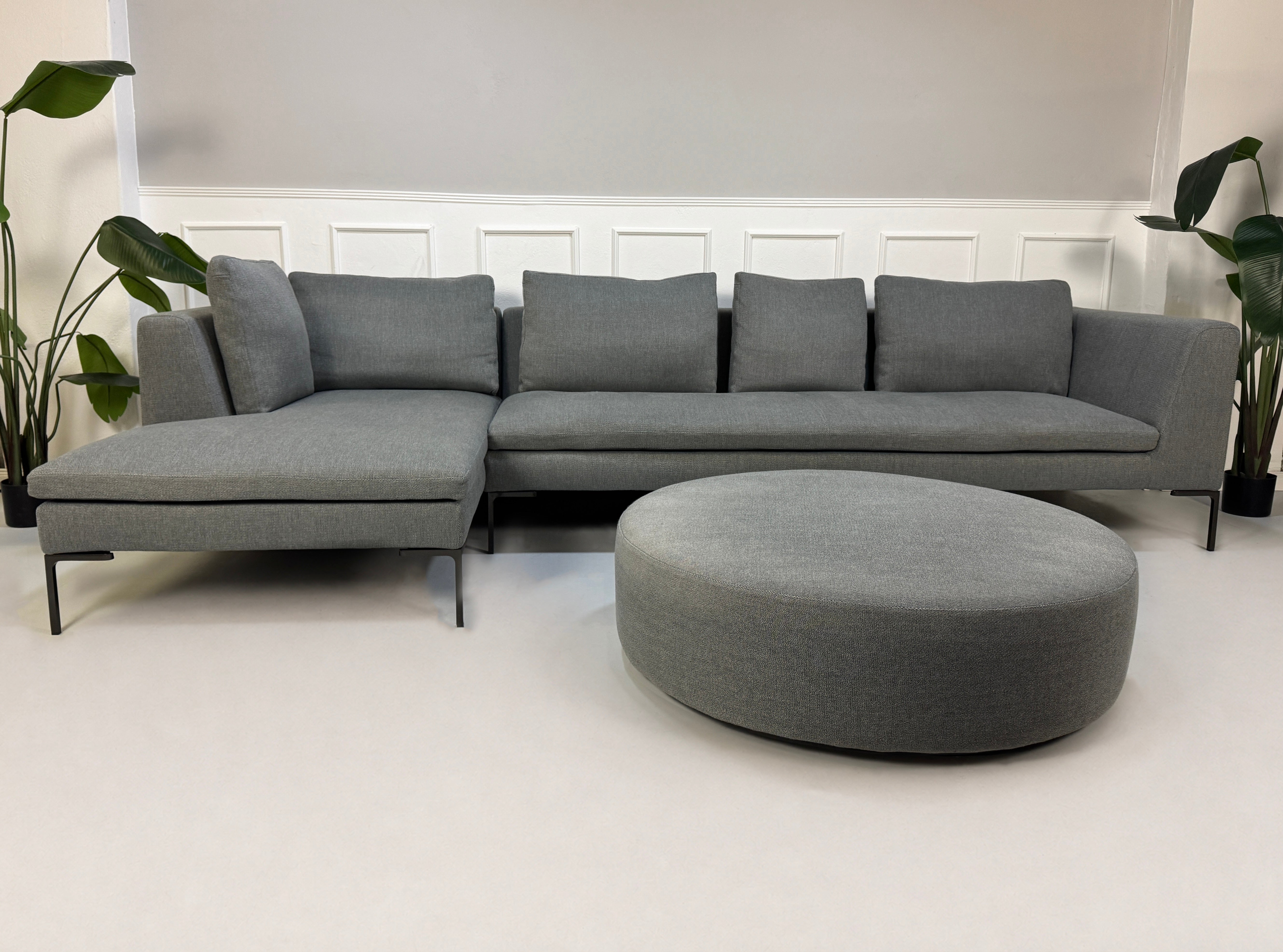 Gebrauchtes graues B&B Italia Charles Designer Stoff Sofa vor einer Wand, stilvoll und modern eingerichtet.