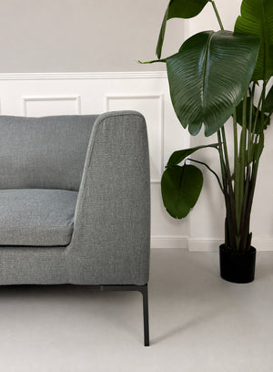 Gebrauchtes graues B&B Italia Charles Designer Stoff Sofa vor einer Wand, stilvoll und modern eingerichtet.