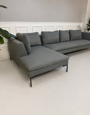 Gebrauchtes graues B&B Italia Charles Designer Stoff Sofa vor einer Wand, stilvoll und modern eingerichtet.