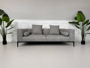 Gebrauchtes graues Walter Knoll Jaan Living Designer Stoff Sofa vor einer Wand, stilvoll und modern eingerichtet.