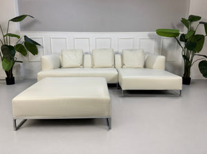 Gebrauchtes weißes B&B Italia Solo Designer Leder Sofa vor einer Wand, stilvoll und modern eingerichtet.