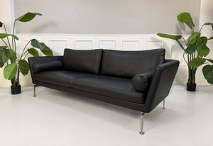 Gebrauchtes schwarzes Vitra Suita Designer Leder Sofa 3 Sitzer seitlich, stilvoll und modern eingerichtet.