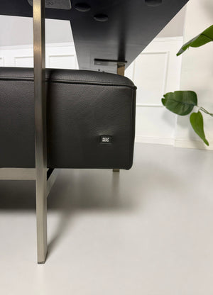 Gebrauchtes graues Rolf Benz Dono Designer Leder Sofa vor einer Wand, stilvoll und modern eingerichtet.