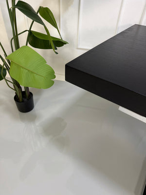 Gebrauchter grauer B&B Italia Athos Designer Chrom Tisch vor einer Wand, stilvoll und modern eingerichtet.