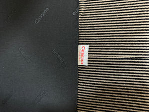 Gebrauchtes braun-schwarzes Cassina Maralunga Designer Stoff Sofa vor einer Wand, stilvoll und modern eingerichtet.