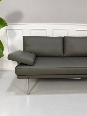 Gebrauchtes graues Walter Knoll Living Platform Designer Leder Sofa vor einer Wand, stilvoll und modern eingerichtet.