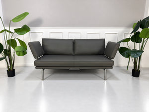 Gebrauchtes graues Walter Knoll Living Platform Designer Leder Sofa vor einer Wand, stilvoll und modern eingerichtet.