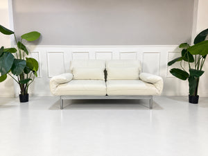 Gebrauchtes weißes Rolf Benz Plura 380 Designer Leder Sofa vor einer Wand, stilvoll und modern eingerichtet.