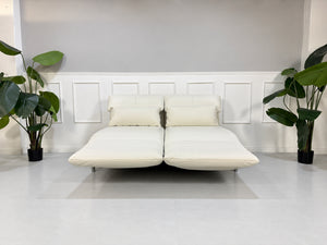 Gebrauchtes weißes Rolf Benz Plura 380 Designer Leder Sofa vor einer Wand, stilvoll und modern eingerichtet.