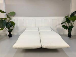 Gebrauchtes weißes Rolf Benz Plura 380 Designer Leder Sofa vor einer Wand, stilvoll und modern eingerichtet.