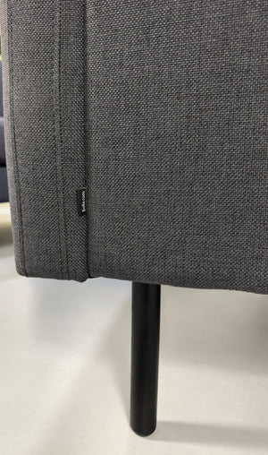 Gebrauchtes blaues Bolia Scandinavia Remix Designer Stoff Ecksofa vor einer Wand, stilvoll und modern eingerichtet.