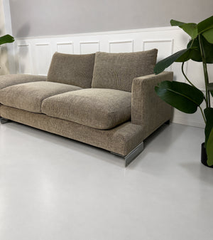 Gebrauchtes beiges Flexform Long Island 05 Designer Stoff Sofa mit Hocker vor einer Wand, stilvoll und modern eingerichtet.