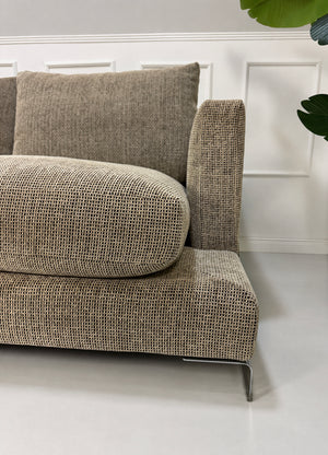 Gebrauchtes beiges Flexform Long Island 05 Designer Stoff Sofa mit Hocker vor einer Wand, stilvoll und modern eingerichtet.