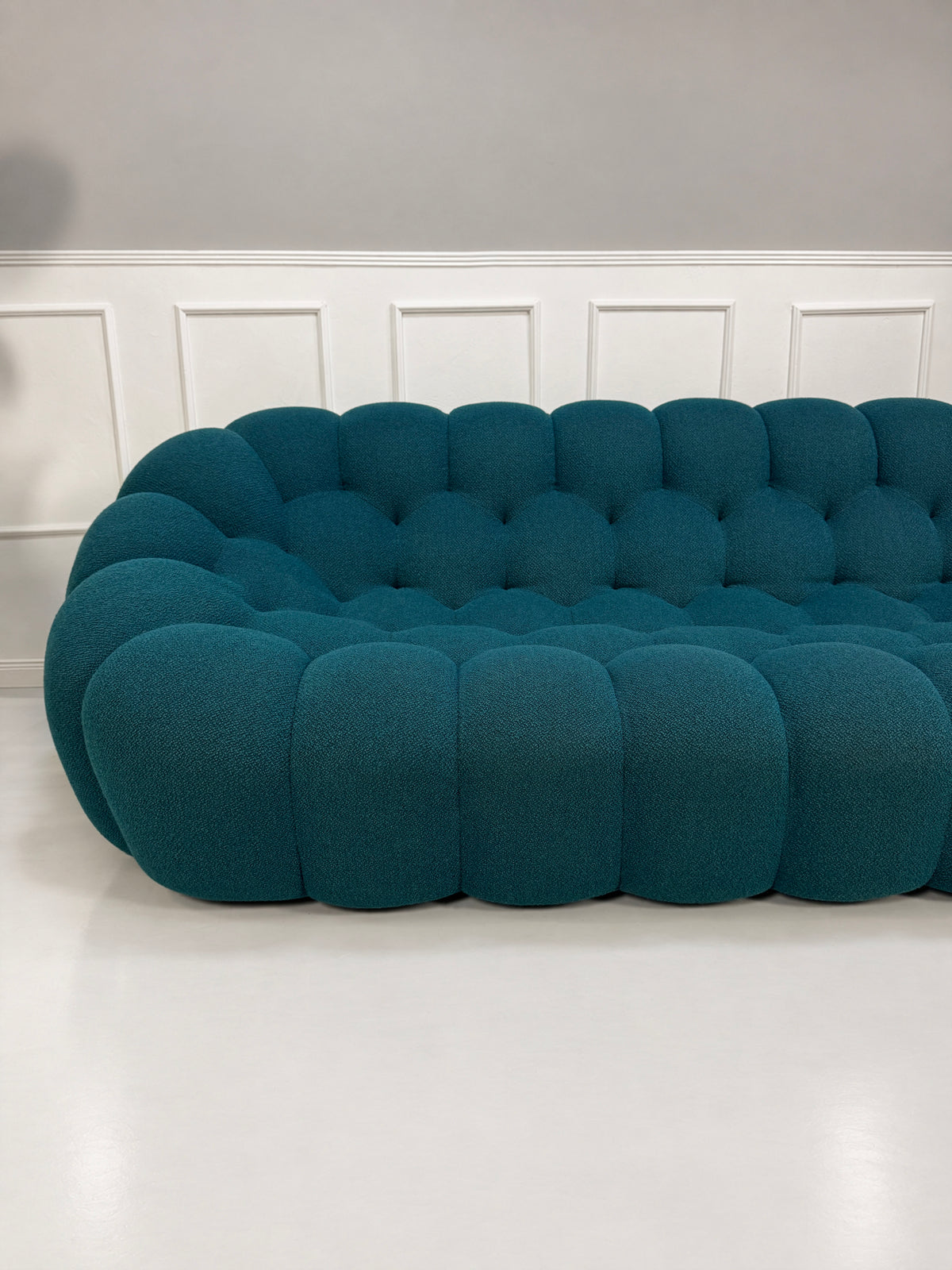 Gebrauchtes blaues Roche Bobois Bubble Designer Stoff Sofa vor einer Wand, stilvoll und modern eingerichtet.