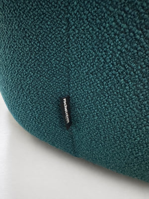 Gebrauchtes blaues Roche Bobois Bubble Designer Stoff Sofa vor einer Wand, stilvoll und modern eingerichtet.