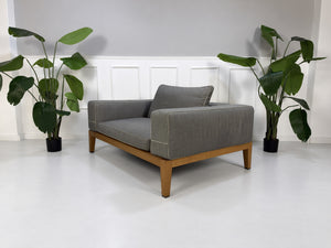 Gebrauchtes graues Flexform Lifewood Designer Stoff Sofa mit Love Chair vor einer Wand, stilvoll und modern eingerichtet.