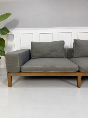 Gebrauchtes graues Flexform Lifewood Designer Stoff Sofa mit Love Chair vor einer Wand, stilvoll und modern eingerichtet.