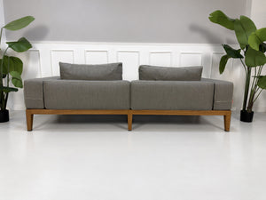 Gebrauchtes graues Flexform Lifewood Designer Stoff Sofa mit Love Chair vor einer Wand, stilvoll und modern eingerichtet.