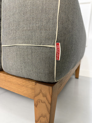 Gebrauchtes graues Flexform Lifewood Designer Stoff Sofa mit Love Chair vor einer Wand, stilvoll und modern eingerichtet.