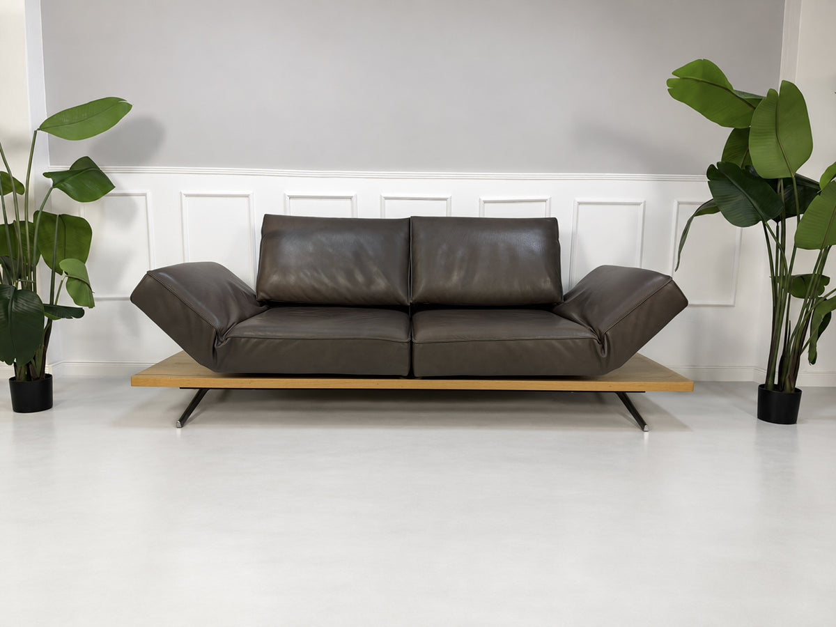 Gebrauchtes braunes Koinor Phoenix Designer Leder Sofa vor einer Wand, stilvoll und modern eingerichtet.