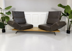 Gebrauchtes braunes Koinor Phoenix Designer Leder Sofa vor einer Wand, stilvoll und modern eingerichtet.