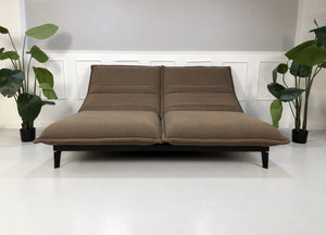 Gebrauchtes braunes Rolf Benz Nova 340 Designer Stoff Sofa vor einer Wand, stilvoll und modern eingerichtet.