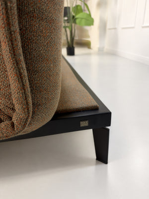Gebrauchtes braunes Rolf Benz Nova 340 Designer Stoff Sofa vor einer Wand, stilvoll und modern eingerichtet.