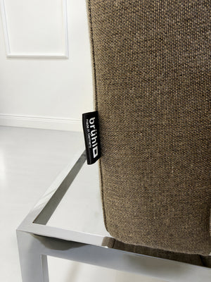 Gebrauchter grau-beiger Brühl Roro Medium Soft Designer Stoff Sessel vor einer Wand, stilvoll und modern eingerichtet.