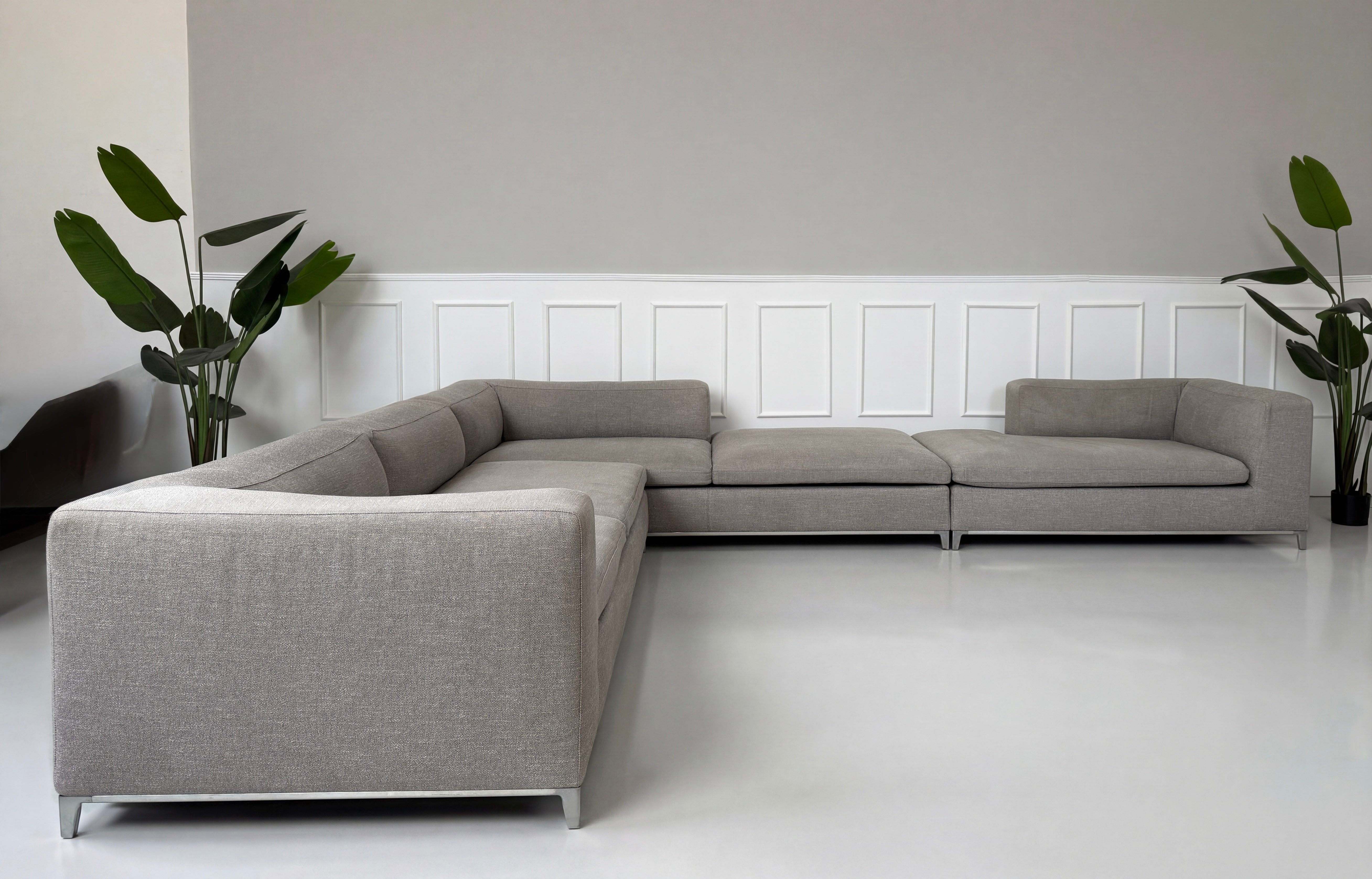 Gebrauchtes graues B&B Italia Michel Designer Stoff Sofa vor einer Wand, stilvoll und modern eingerichtet.