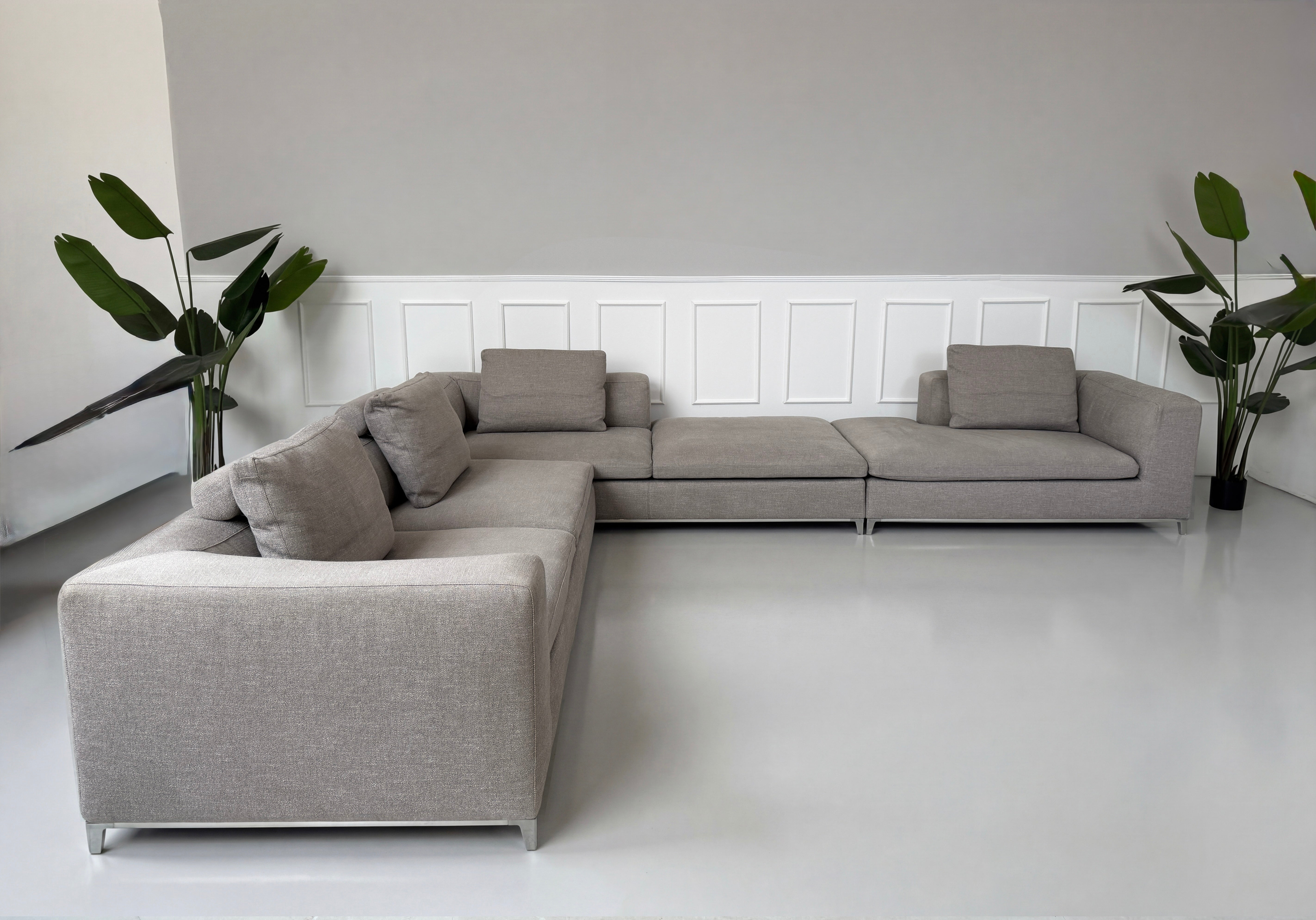 Gebrauchtes graues B&B Italia Michel Designer Stoff Sofa vor einer Wand, stilvoll und modern eingerichtet.