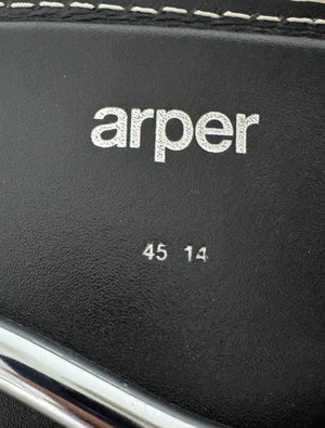 Gebrauchte beige Arper Catifa Designer Leder Stühle Barhocker vor einer Wand, stilvoll und modern eingerichtet.