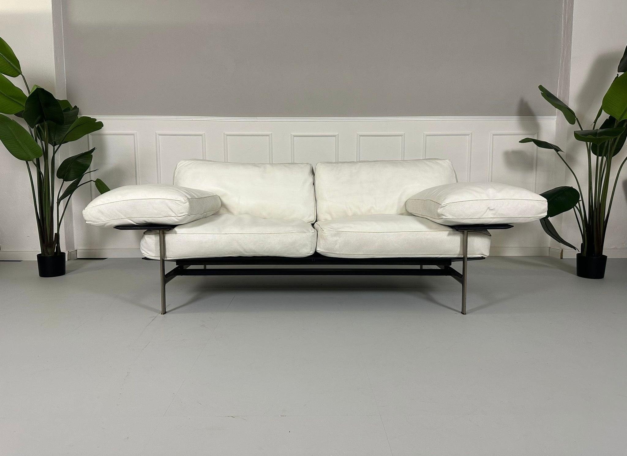 Gebrauchtes weißes B&B Italia Diesis Designer Leder Sofa vor einer Wand, stilvoll und modern eingerichtet.