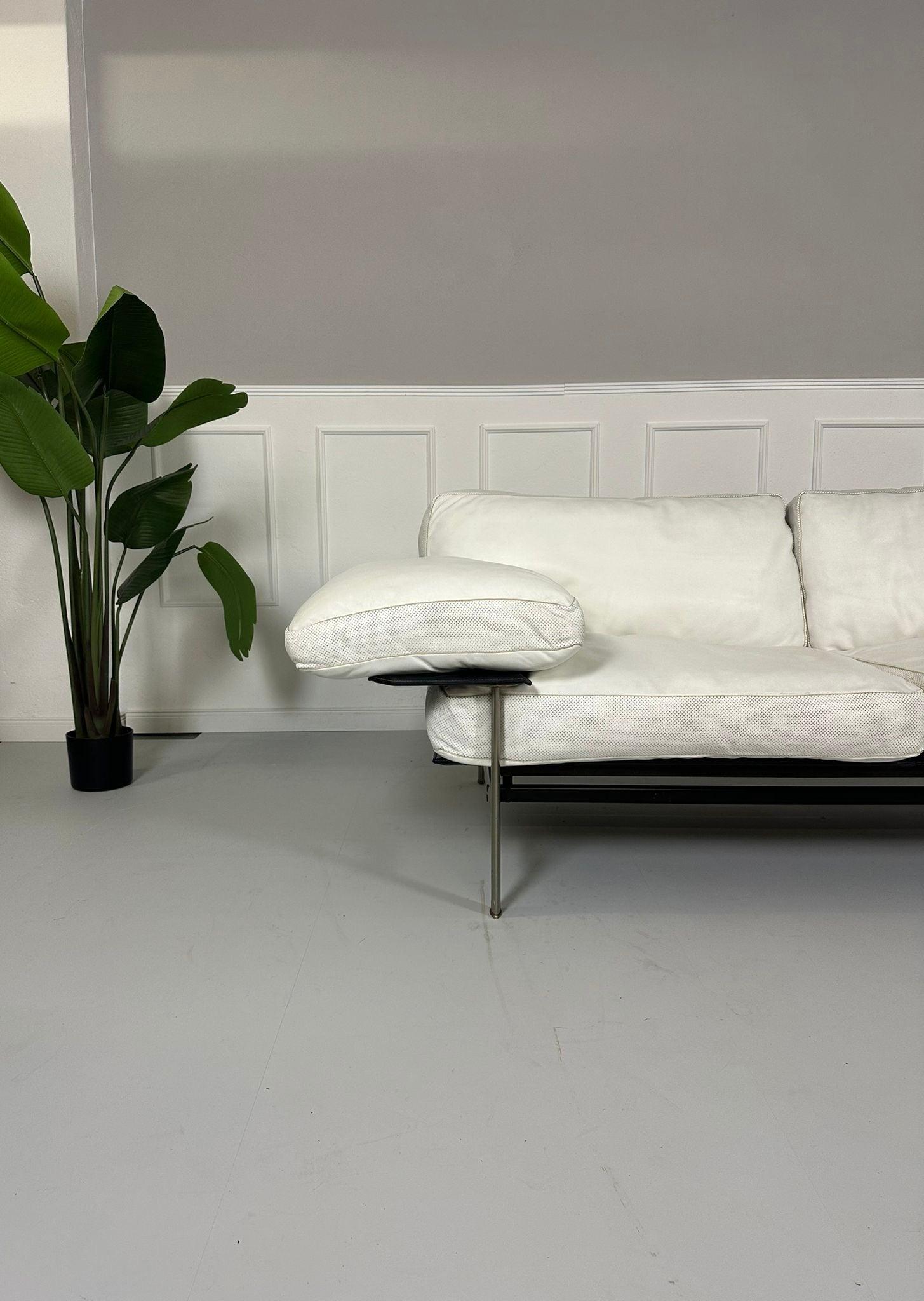 Gebrauchtes weißes B&B Italia Diesis Designer Leder Sofa vor einer Wand, stilvoll und modern eingerichtet.