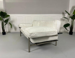 Gebrauchtes weißes B&B Italia Diesis Designer Leder Sofa vor einer Wand, stilvoll und modern eingerichtet.