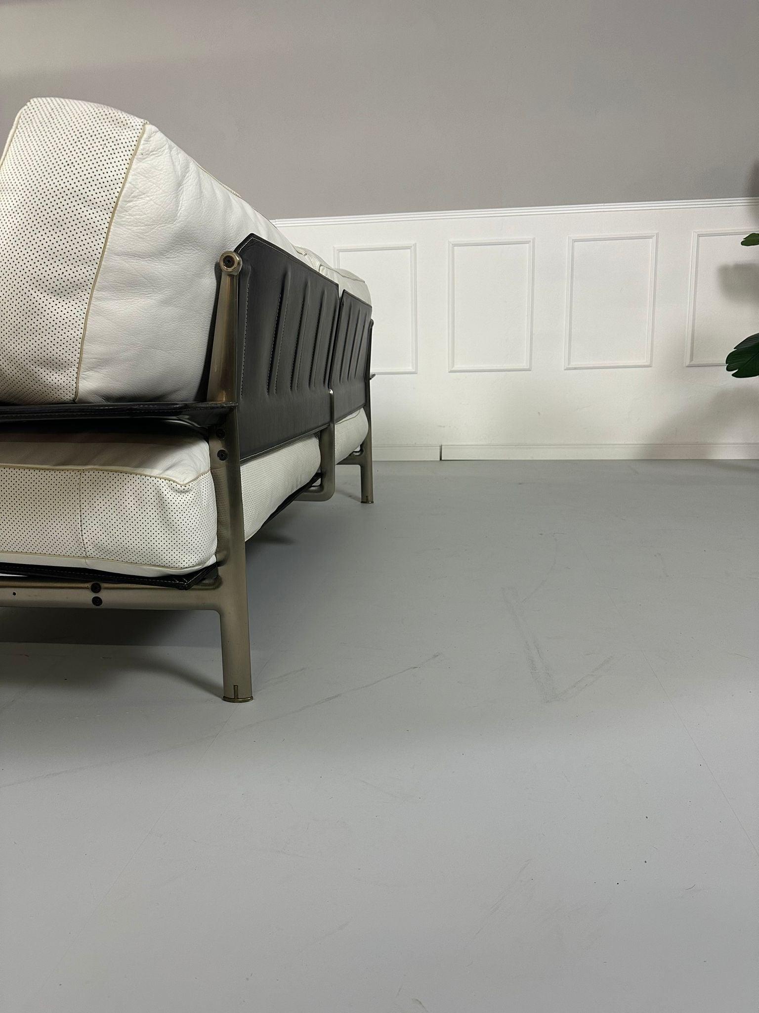 Gebrauchtes weißes B&B Italia Diesis Designer Leder Sofa vor einer Wand, stilvoll und modern eingerichtet.