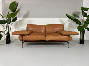 Gebrauchtes braunes B&B Italia Diesis Designer Leder Sofa vor einer Wand, stilvoll und modern eingerichtet.