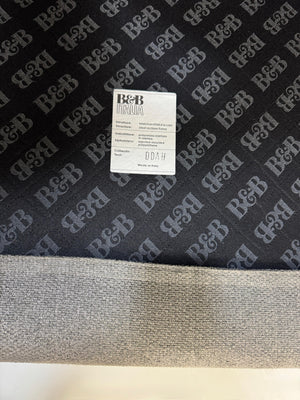 Gebrauchtes graues B&B Italia Richard Designer Stoff Sofa vor einer Wand, stilvoll und modern eingerichtet.