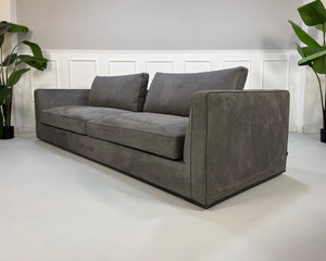 Gebrauchtes graues B&B Italia Richard Designer Stoff Sofa vor einer Wand, stilvoll und modern eingerichtet.