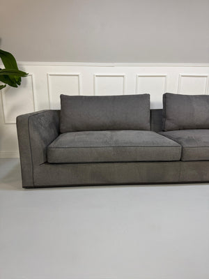 Gebrauchtes graues B&B Italia Richard Designer Stoff Sofa vor einer Wand, stilvoll und modern eingerichtet.